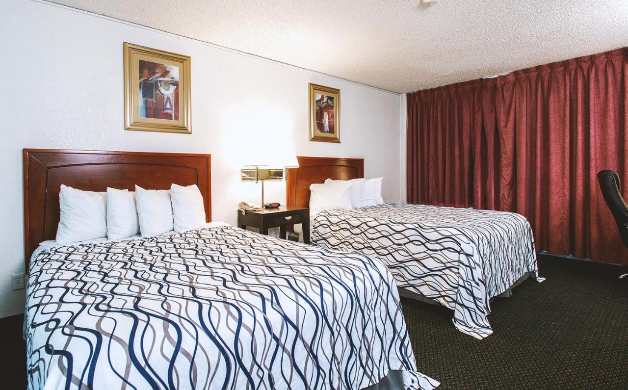 Sky-Palace Inn & Suites Wichita East Exterior photo