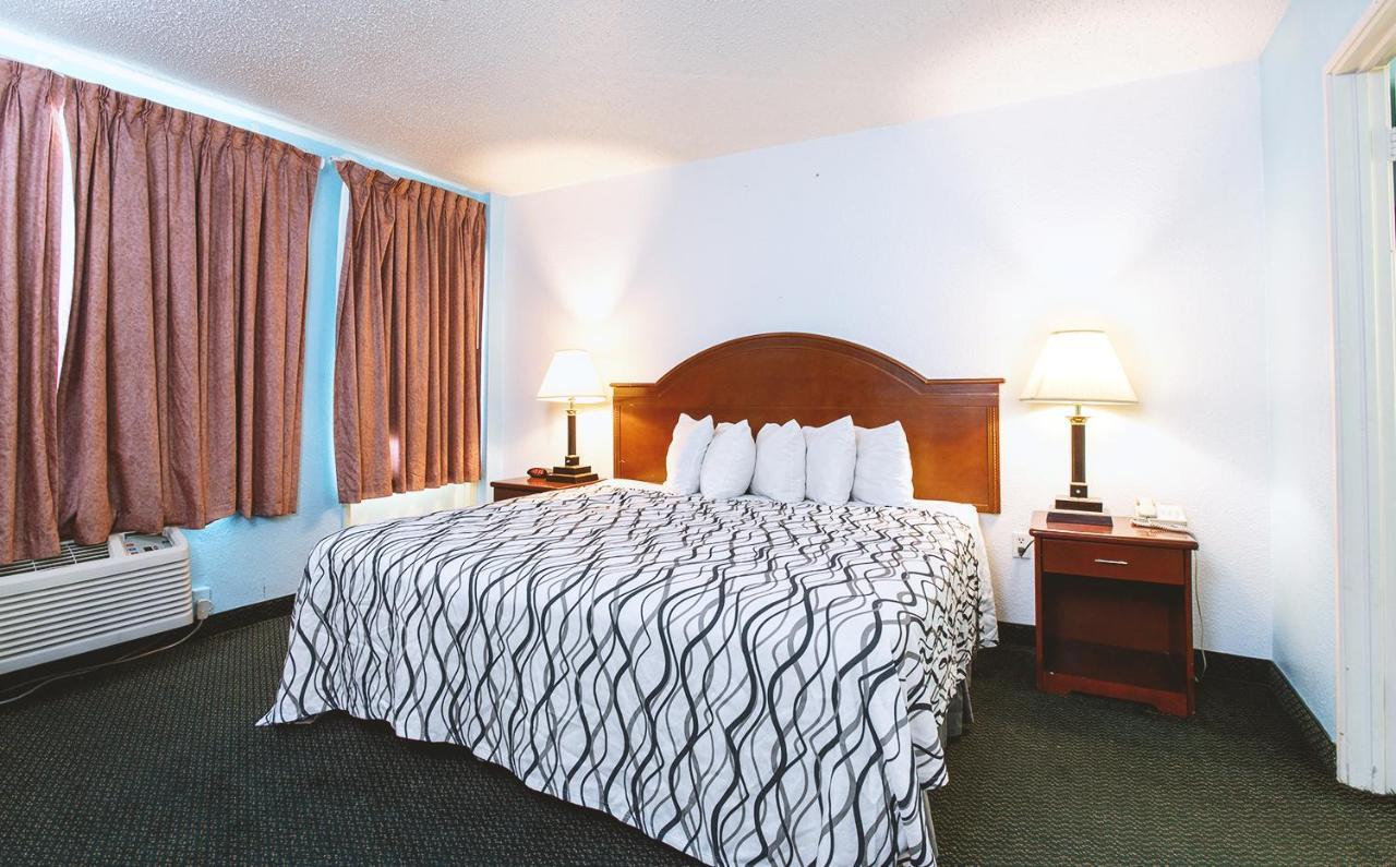 Sky-Palace Inn & Suites Wichita East Exterior photo